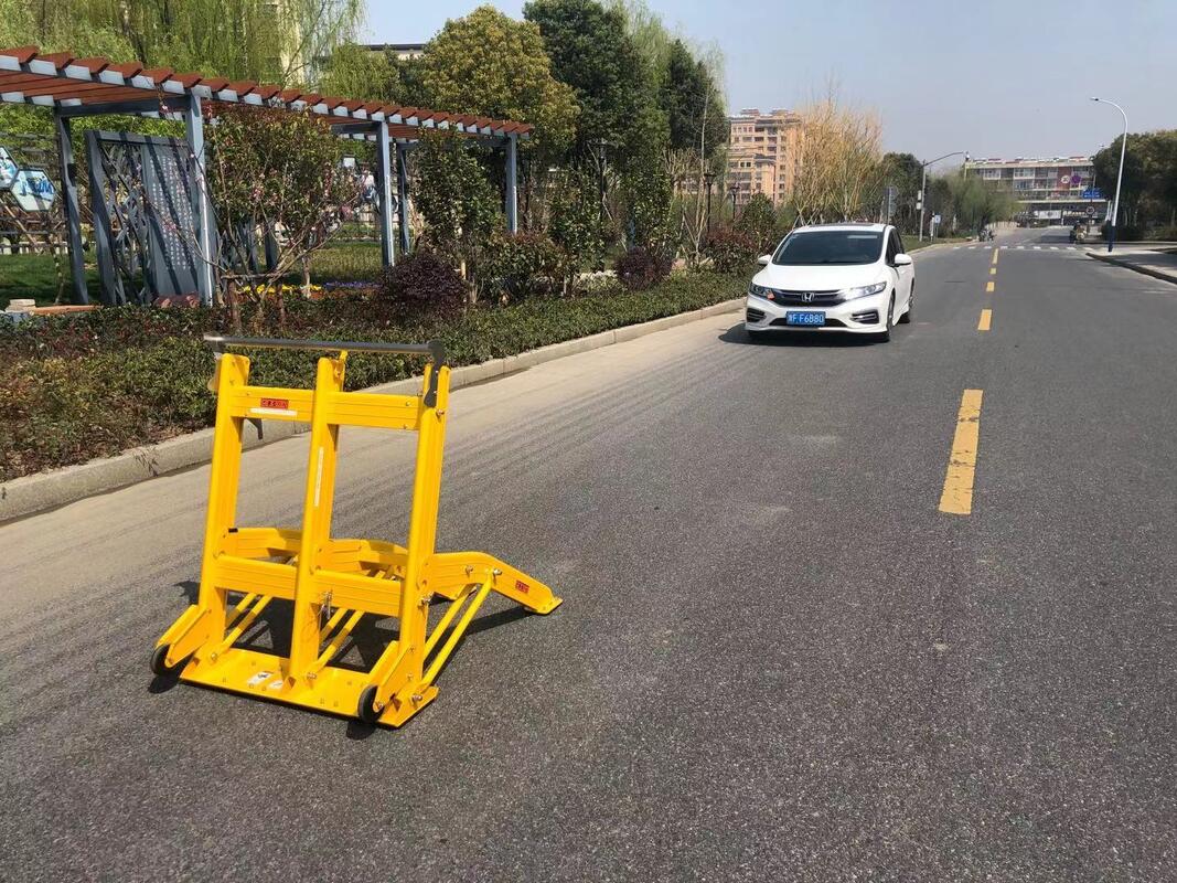 Barreira de Segurança Veicular Dobrável Leve de 25kg com Rodas para Distância de Parada de 8,7m a 60km/h